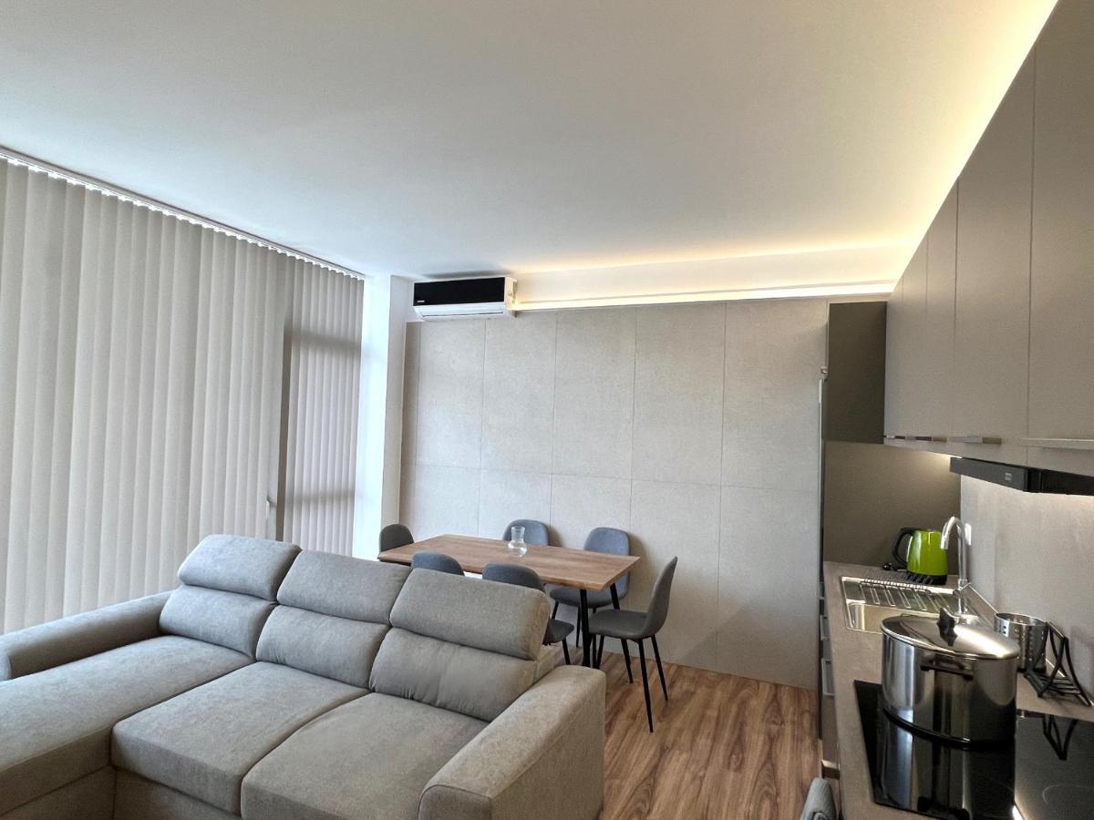 Penthouse & Apartments By The Sea Airport Airstay Artemida  Bagian luar foto