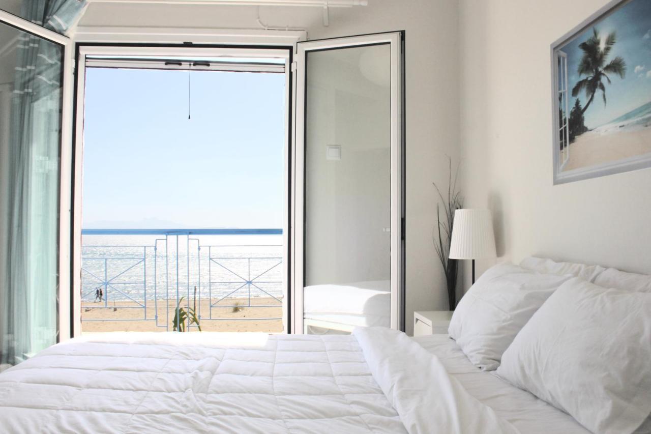 Penthouse & Apartments By The Sea Airport Airstay Artemida  Bagian luar foto